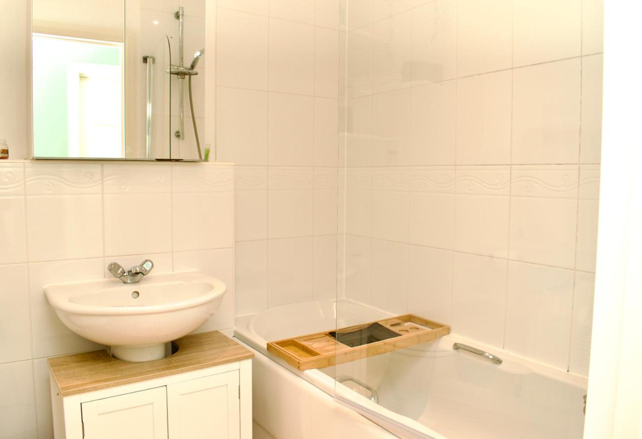 Beautiful 1-Bed Apartment In Redhill ريدهيل المظهر الخارجي الصورة