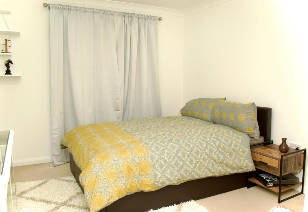 Beautiful 1-Bed Apartment In Redhill ريدهيل المظهر الخارجي الصورة